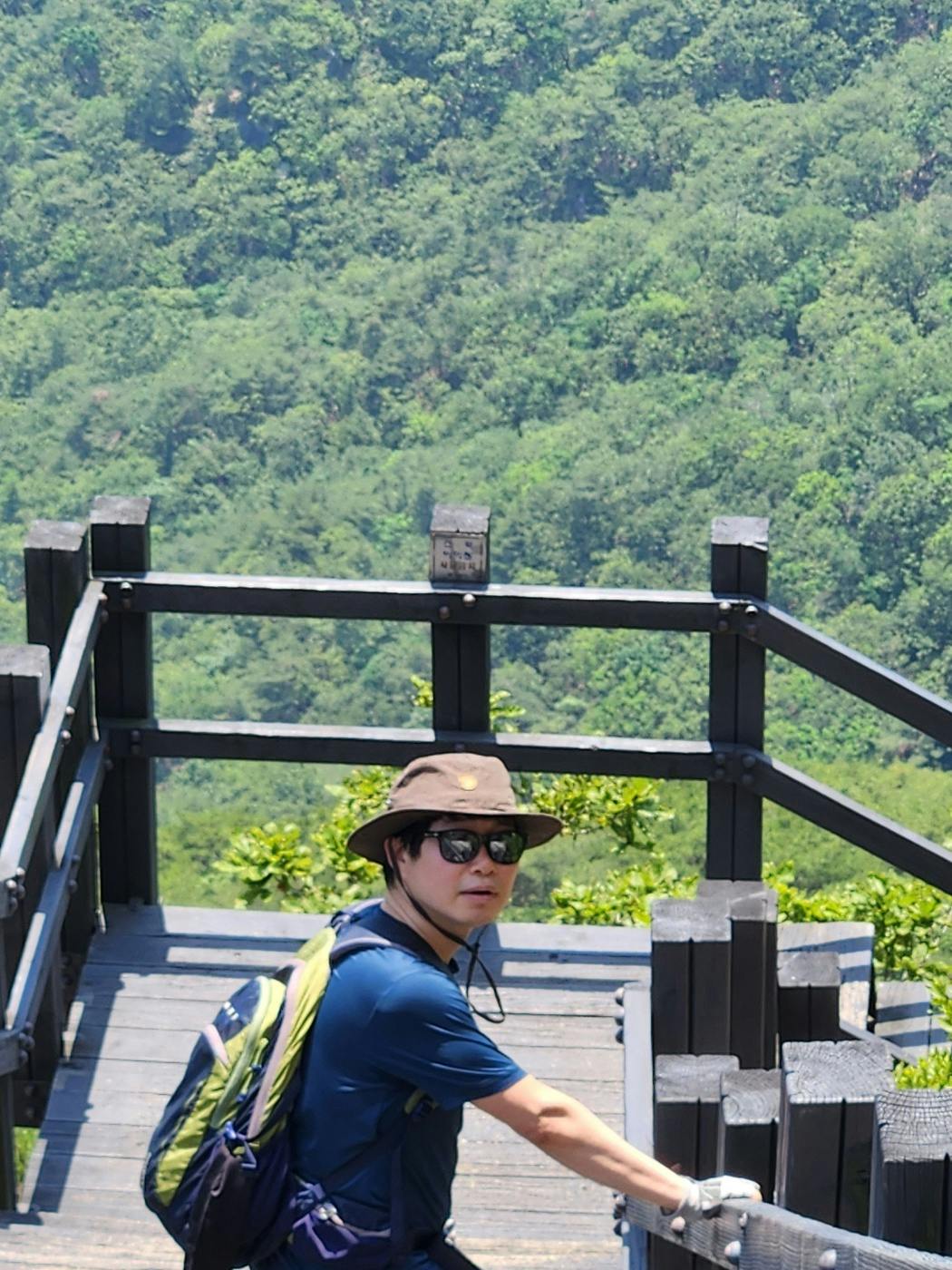 나무 다리에 모자와 모자를 쓰고있는 남자