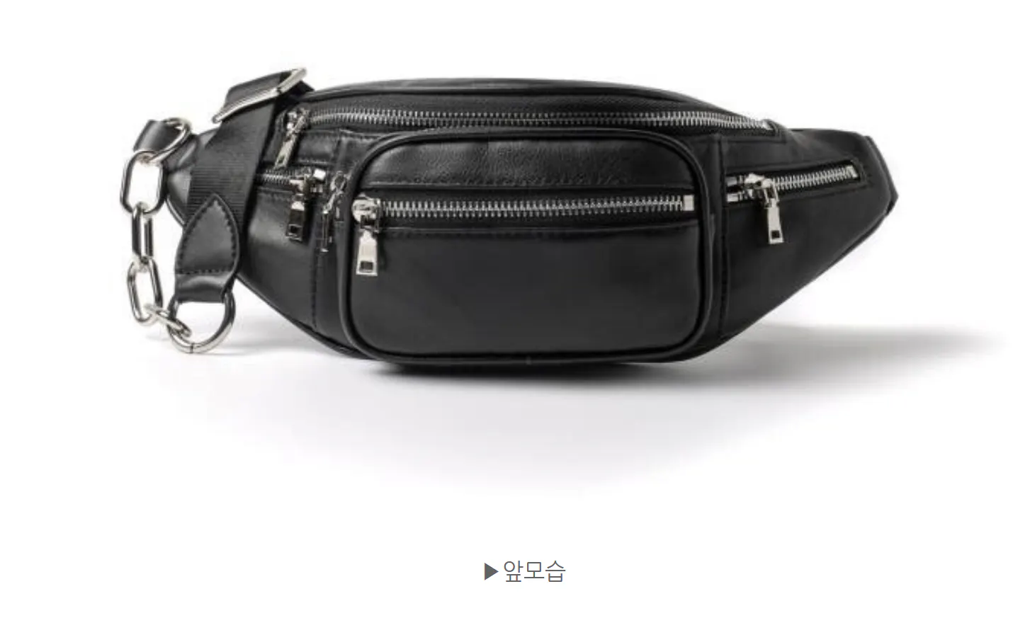 체인이 부착 된 검은 색 벨트 백