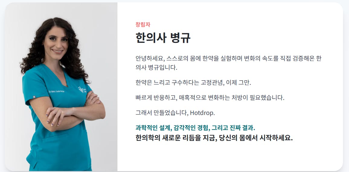 파란 셔츠를 입은 여자가 사진을 위해 포즈를 취하고 있습니다.