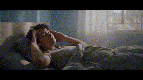 남자가 침대에 누워 있습니다