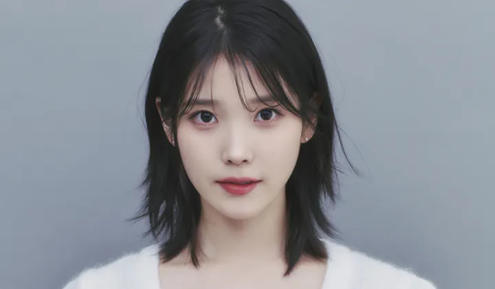 젊은 아시아 여성이 사진을 찍기 위해 포즈를 취하고 있다