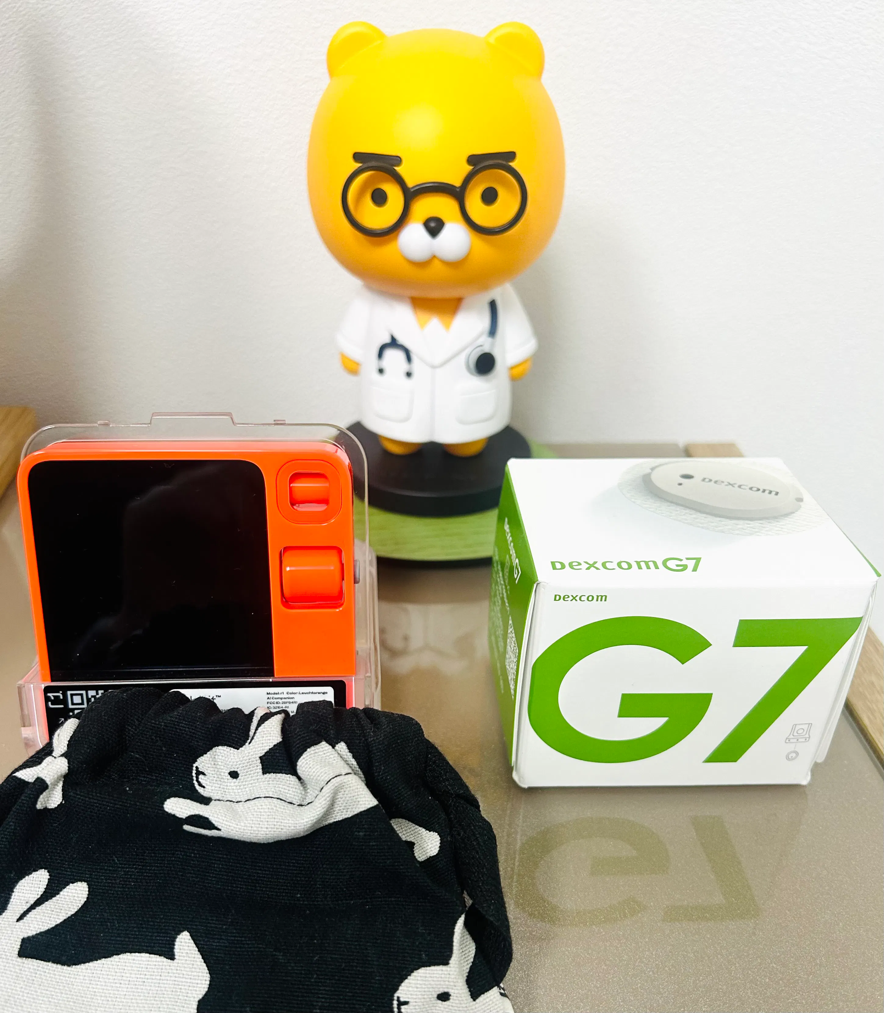 상자와 장난감 옆 테이블에 앉아 있는 테디 베어