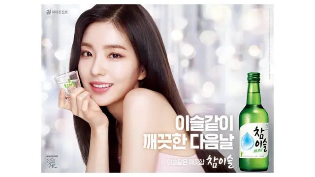 한 여성이 물 한 병을 들고 있습니다