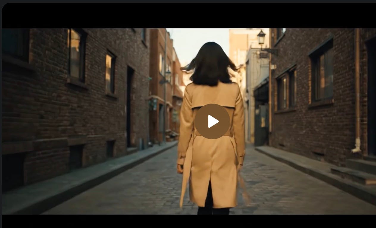 여자가 트렌치 코트에서 골목길을 걷고 있습니다.