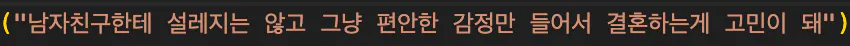 노란색 선이 있는 검정색 배경