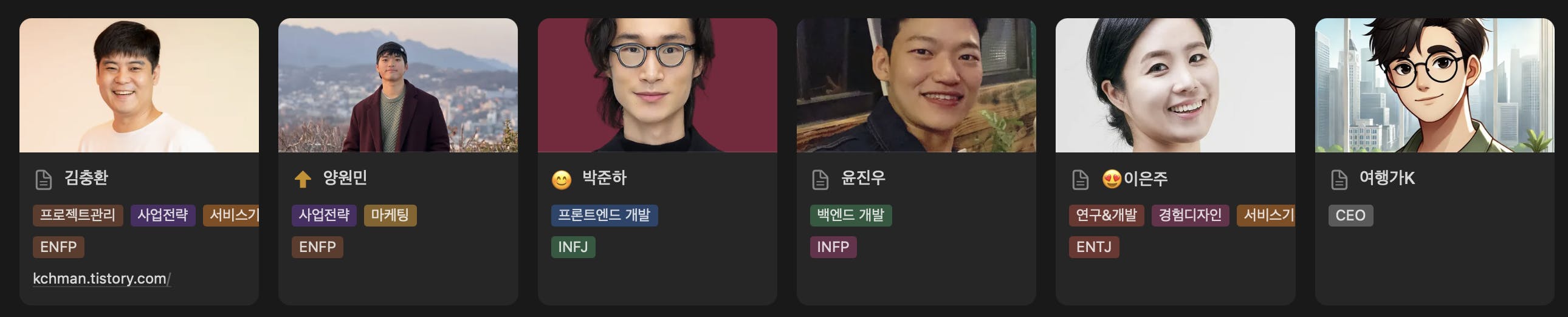 한 무리의 중국인이 검은 화면에 표시됩니다