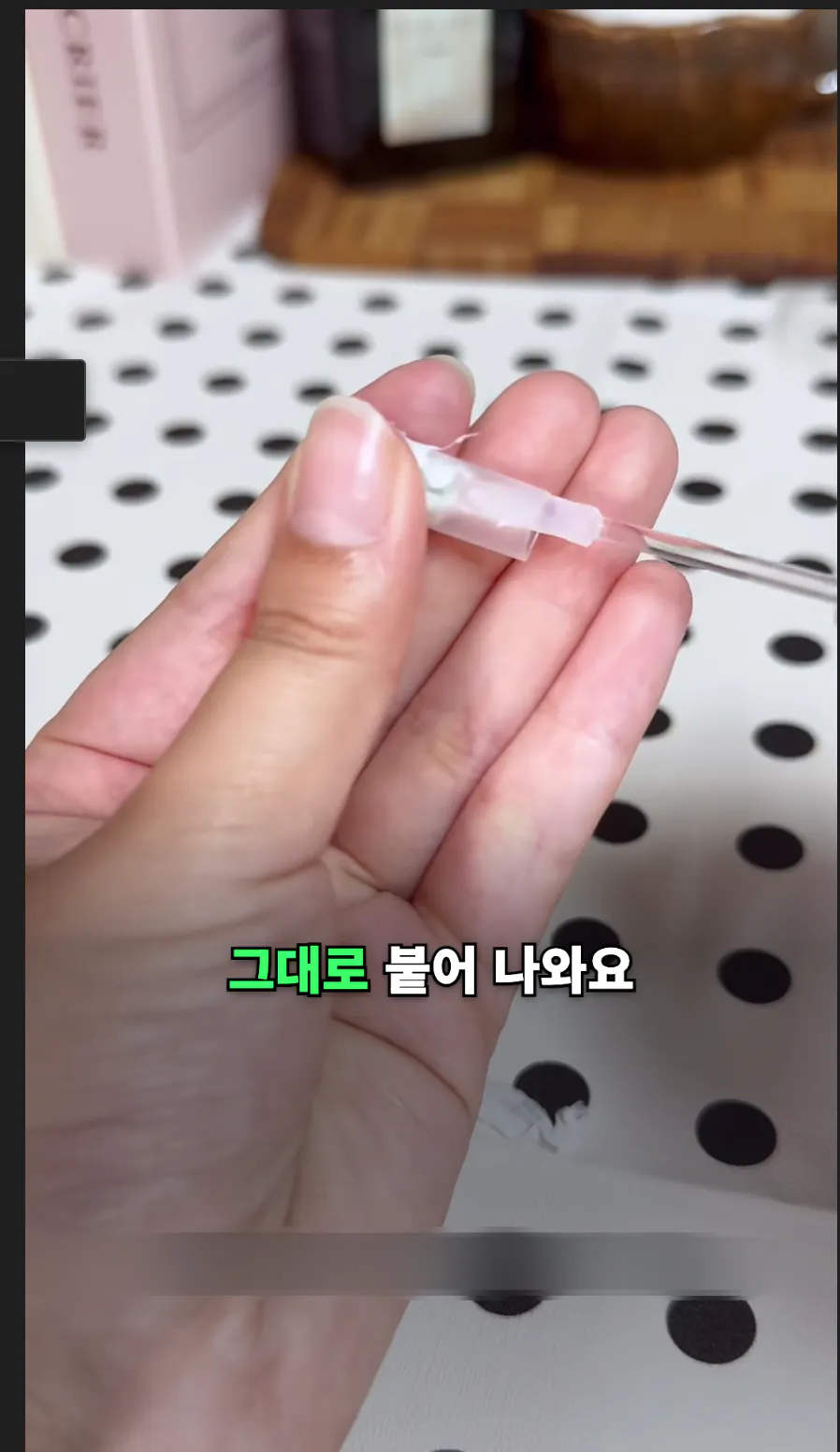 사람이 물병을 들고 있다