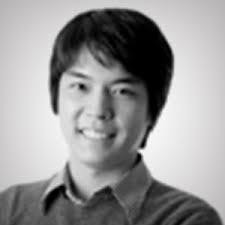 웃고 있는 남자의 흑백 사진