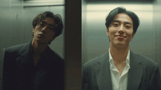 엘리베이터에 서있는 두 아시아 남자