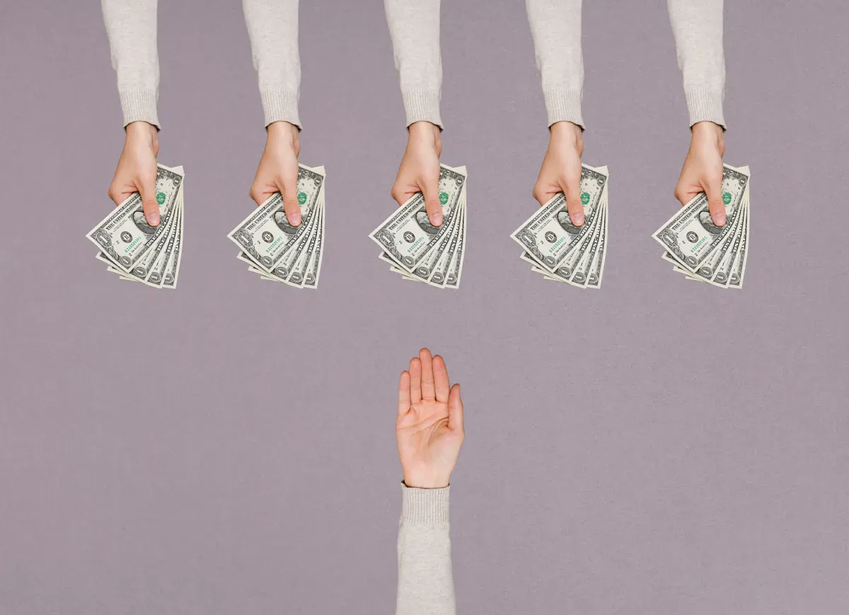 여자의 손이 돈이 가득한 손을 내밀고 있다