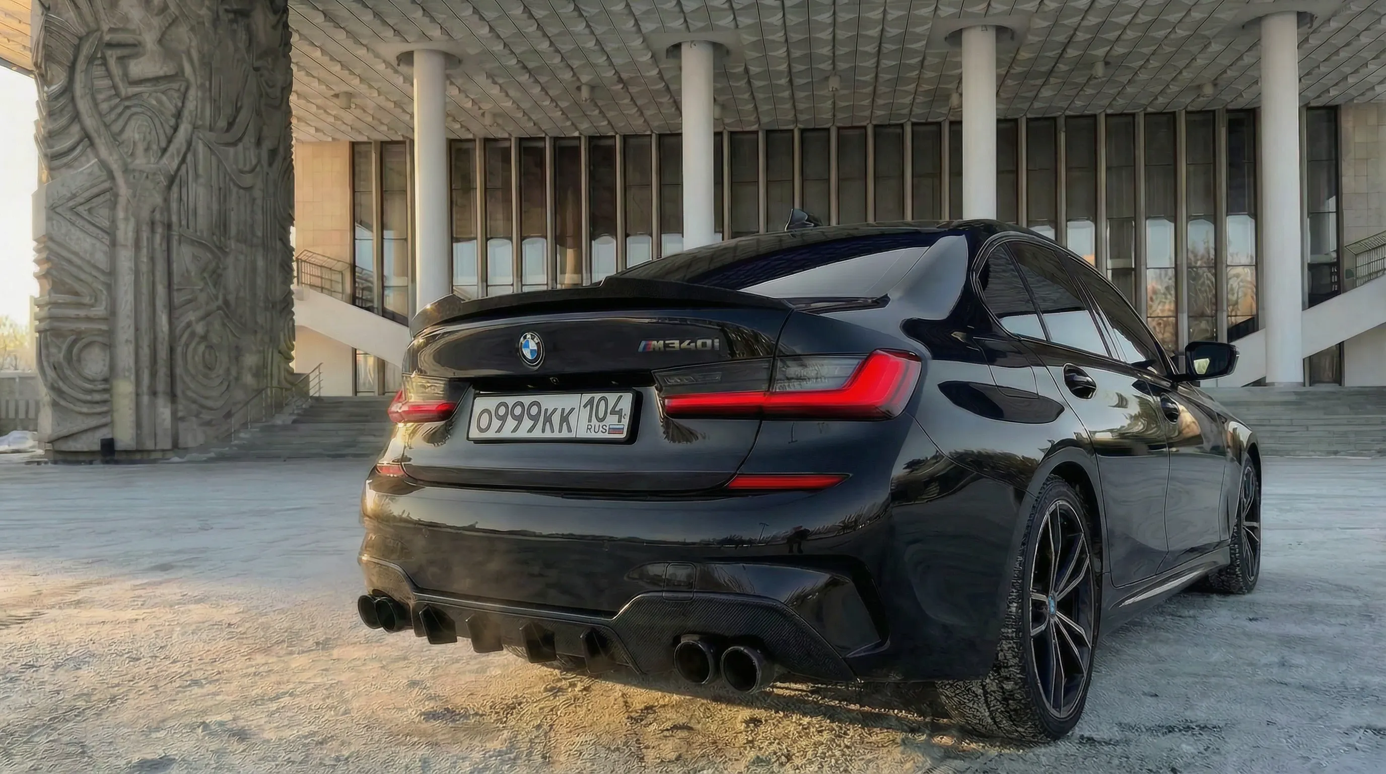 건물 앞에 주차된 검은색 BMW M4