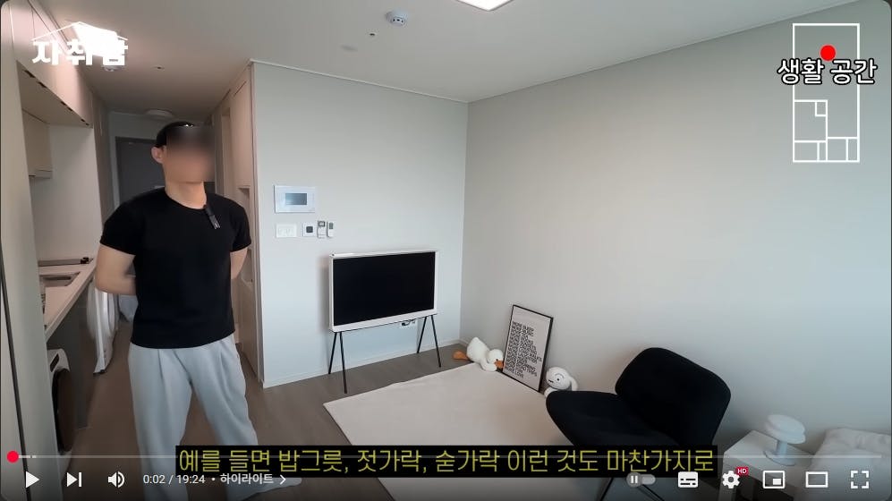 남자가 방에있는 카메라 앞에 서 있습니다