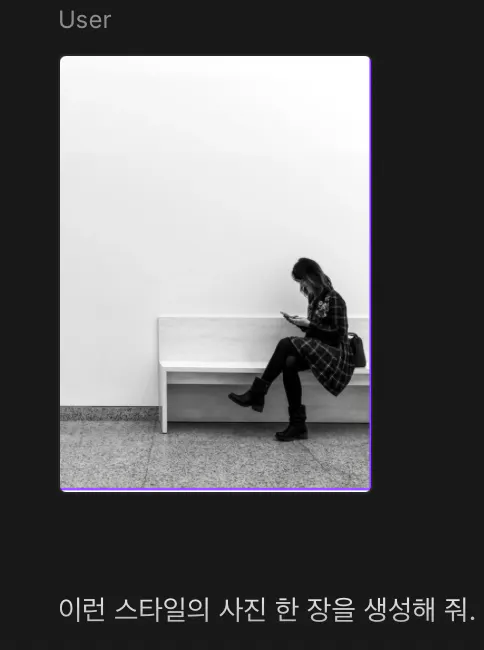 벤치에 앉아 있는 여자의 흑백 사진