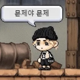 인형 캐릭터가 블랙 비니를 착용하고 캐주얼한 스타일로 서 있는 모습. 배경에는 나무와 금속 구조물이 보임.