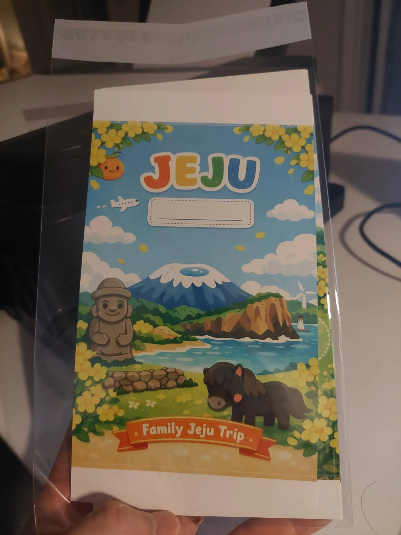 한 사람이 가족 사진이 담긴 가방을 들고 있습니다.