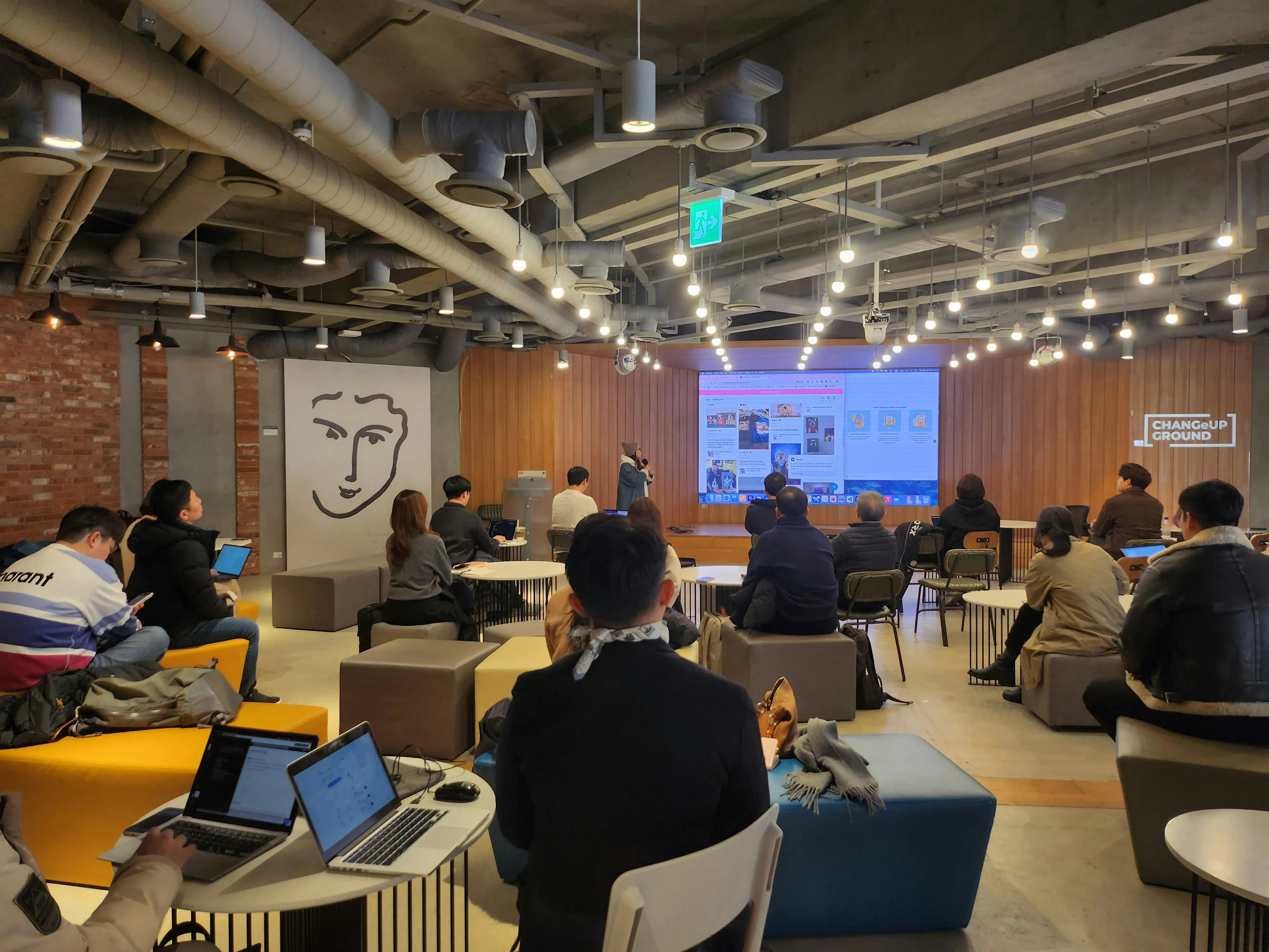 한 무리의 사람들이 노트북을 들고 방에 앉아 있다