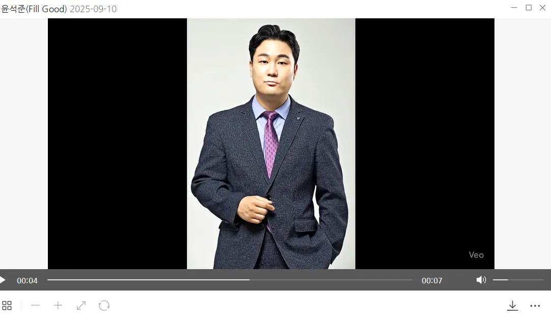 양복을 입은 남자가 화면 앞에 서 있습니다