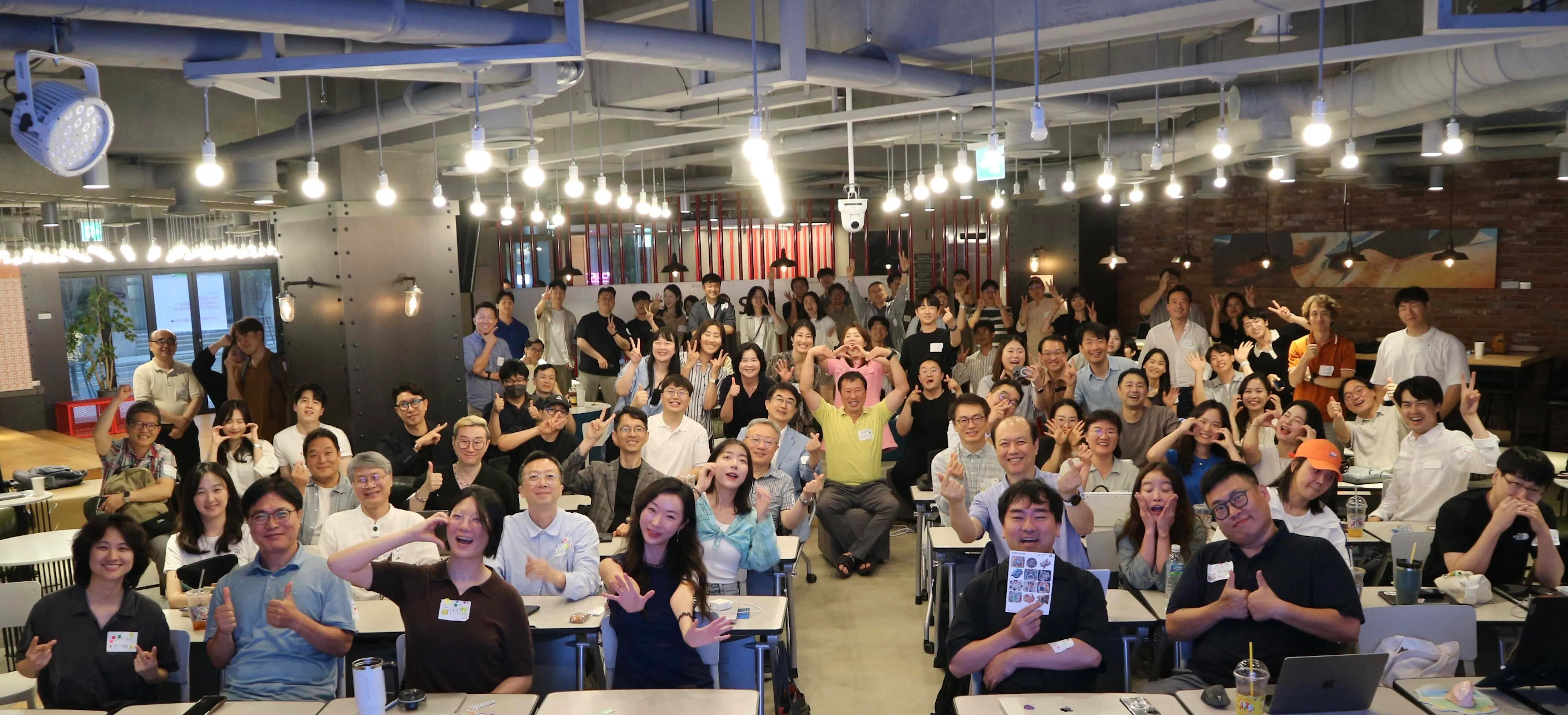 방에있는 많은 사람들