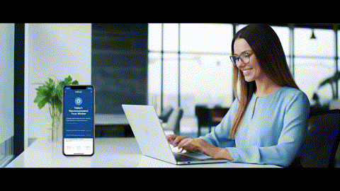 그녀 앞에 노트북이있는 책상에 앉아있는 여자