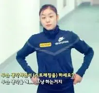 한국 여자가 복도에 서 있다