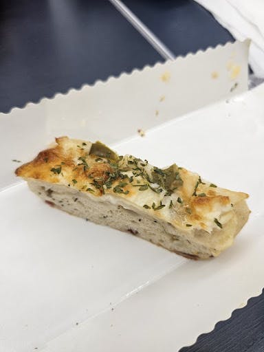 접시에 허브가 올려진 빵 한 조각