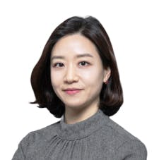 회색 스웨터를 입은 아시아 여자