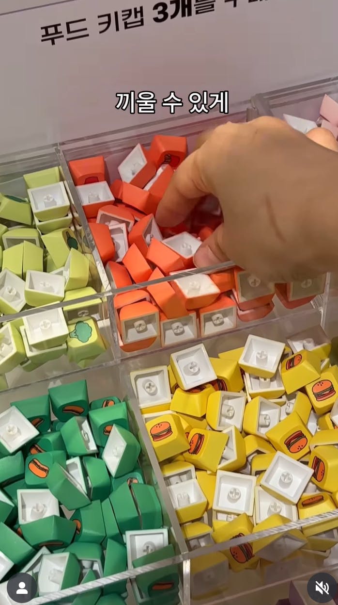 사람이 다른 색의 한국 간식을 보여주는 것을 가리키고 있습니다.