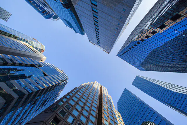 도시의 고층 빌딩을 올려다보다