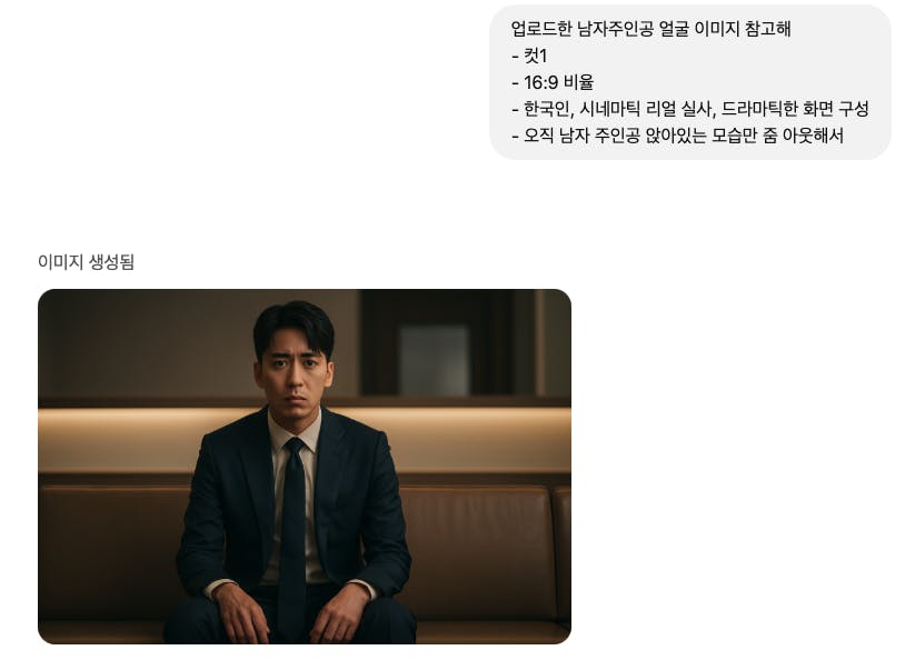 양복을 입은 남자가 소파에 앉아 있습니다