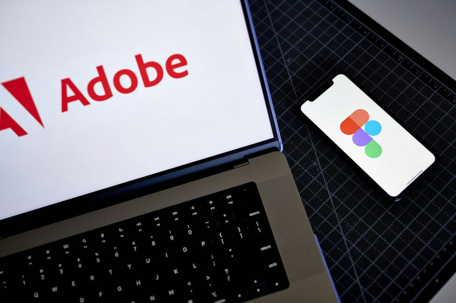 Adobe 로고가 박힌 노트북