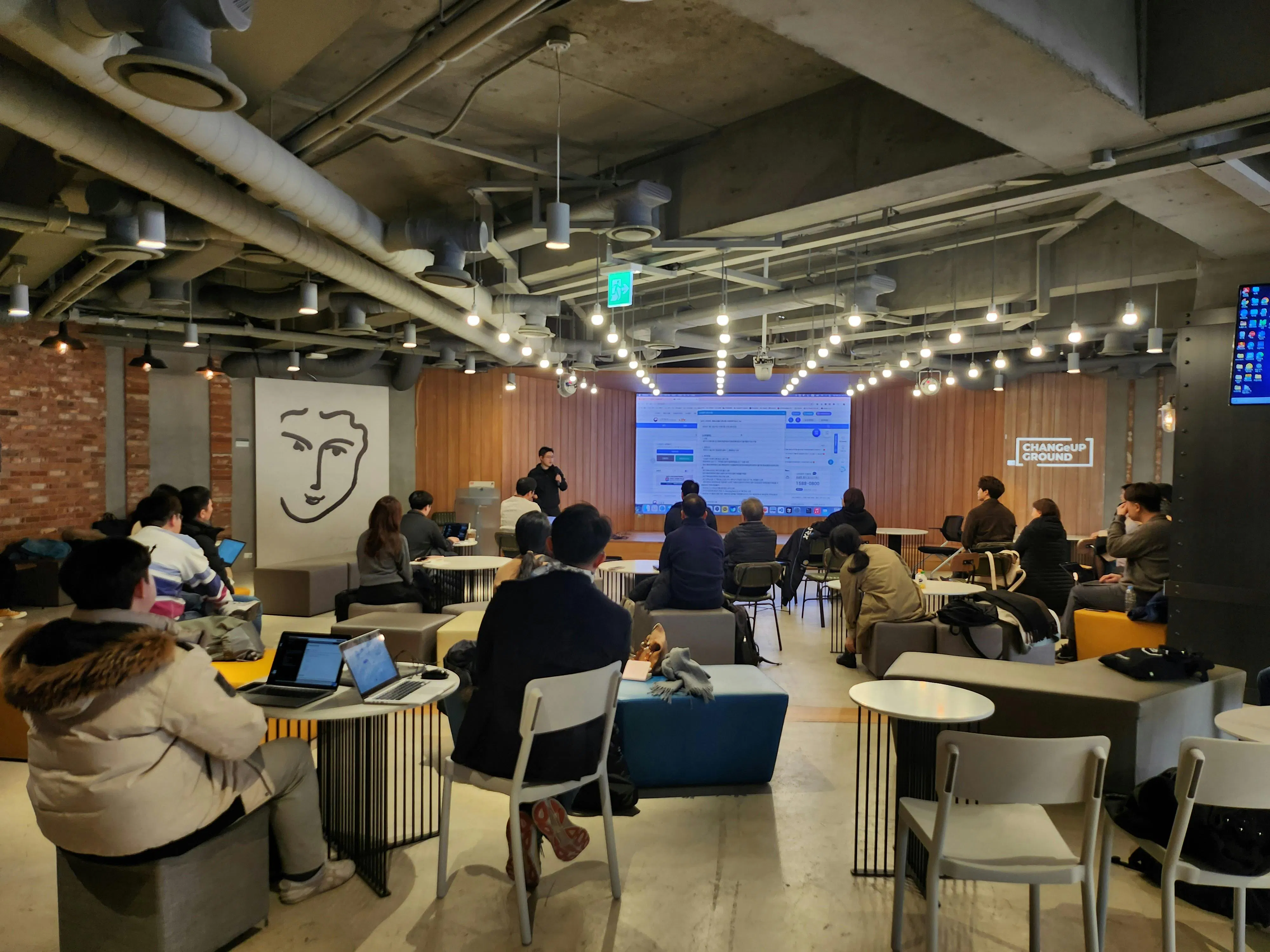 사무실의 테이블 주위에 앉아 있는 한 무리의 사람들