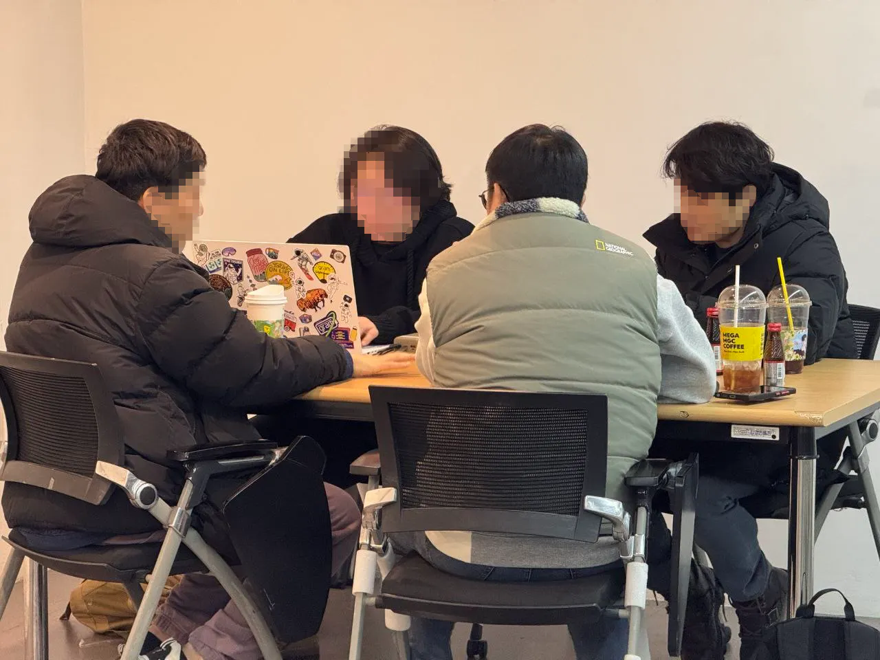 테이블 주위에 앉아있는 사람들의 그룹