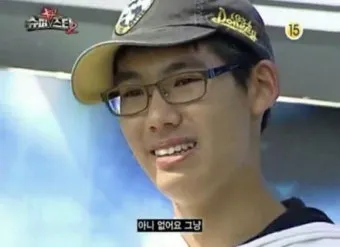 안경과 야구 모자를 쓰고있는 젊은 아시아 남자