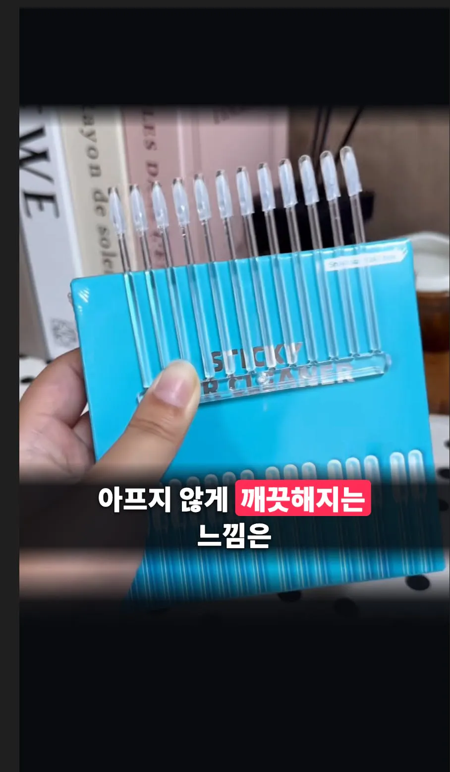 한 사람이 칫솔이 많이 들어 있는 파란색 상자를 들고 있습니다.