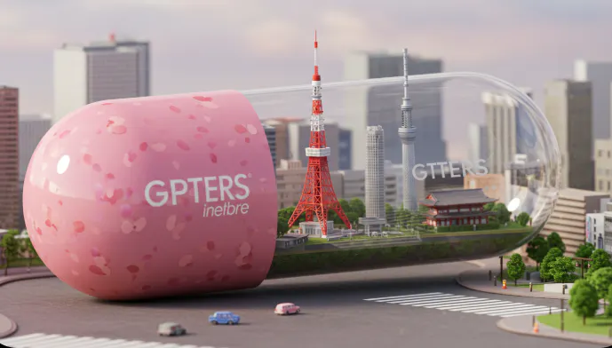 도시 거리 위에 앉아있는 분홍색 알약