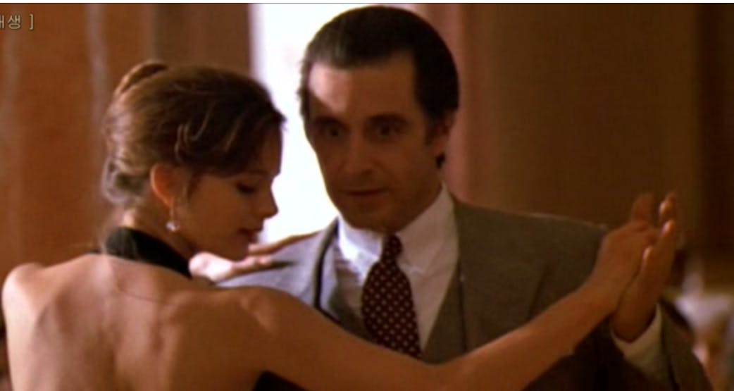 남자와 여자가 ​​방에서 춤을 추고 있다