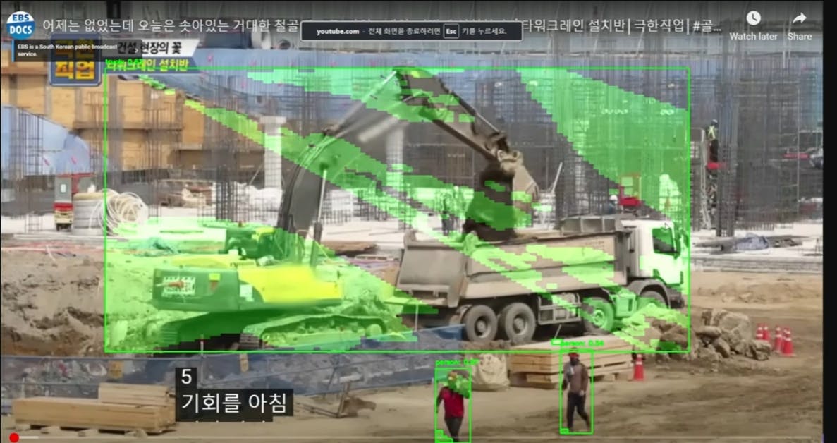 녹색 트럭이있는 건설 현장의 스크린 샷
