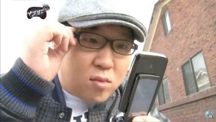 손에 휴대폰을 들고 있는 남자