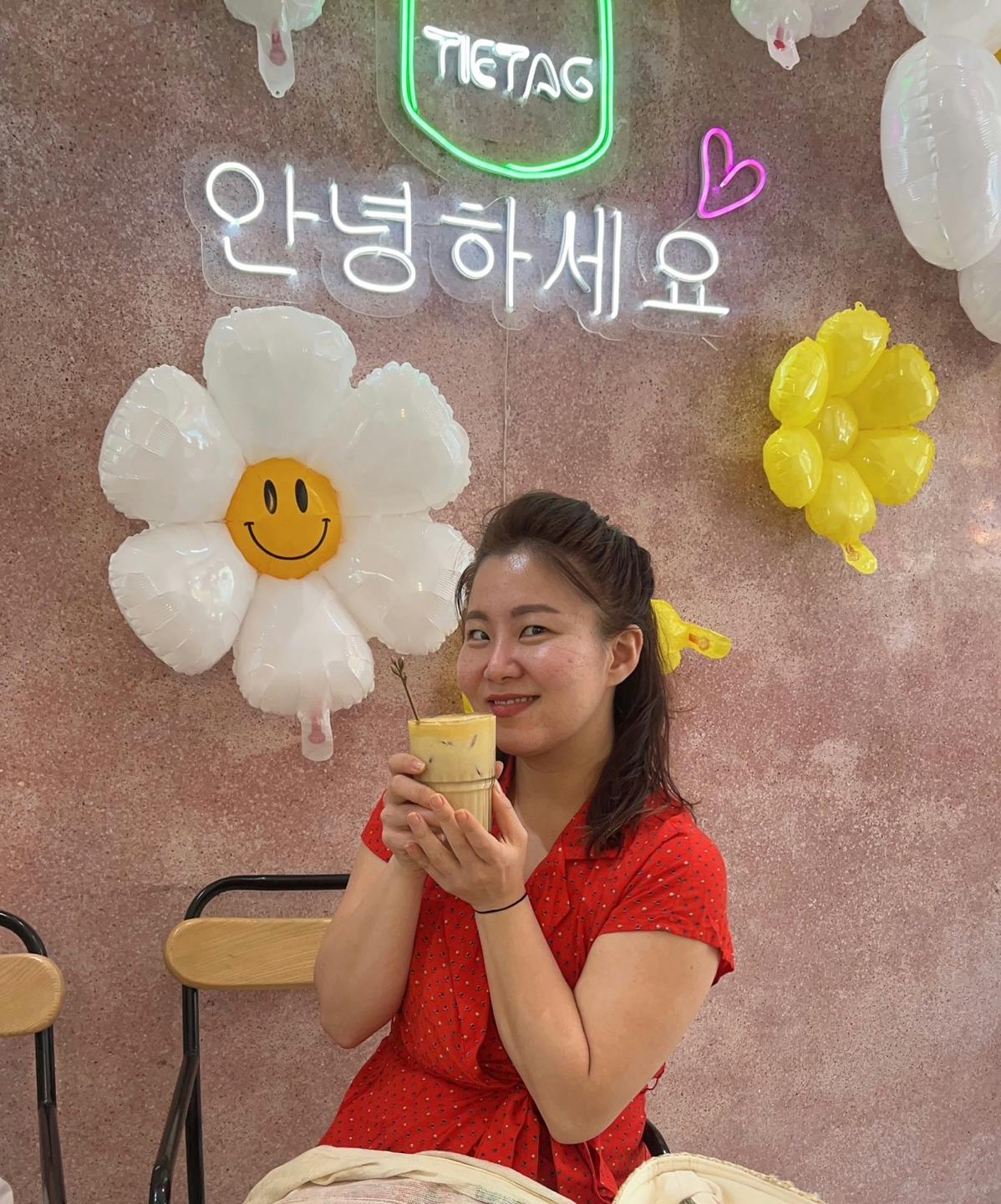 그녀 앞에 풍선이있는 테이블에 앉아있는 여자