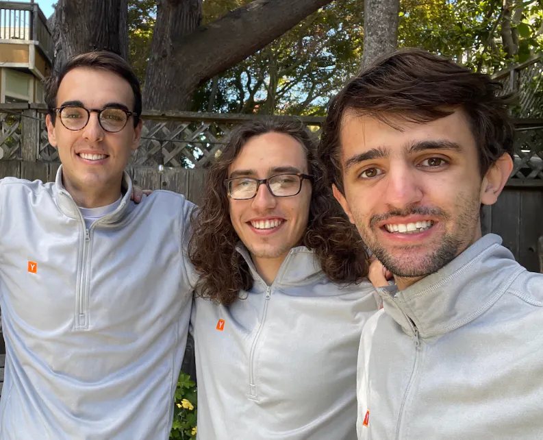 카메라에 웃고있는 회색 셔츠의 세 남자