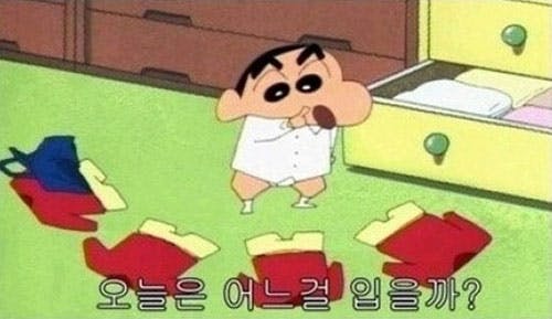 만화 캐릭터가 드레서 앞에 서 있습니다.