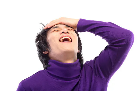 보라색 스웨터를 입은 남자가 소리를 지르고 있다