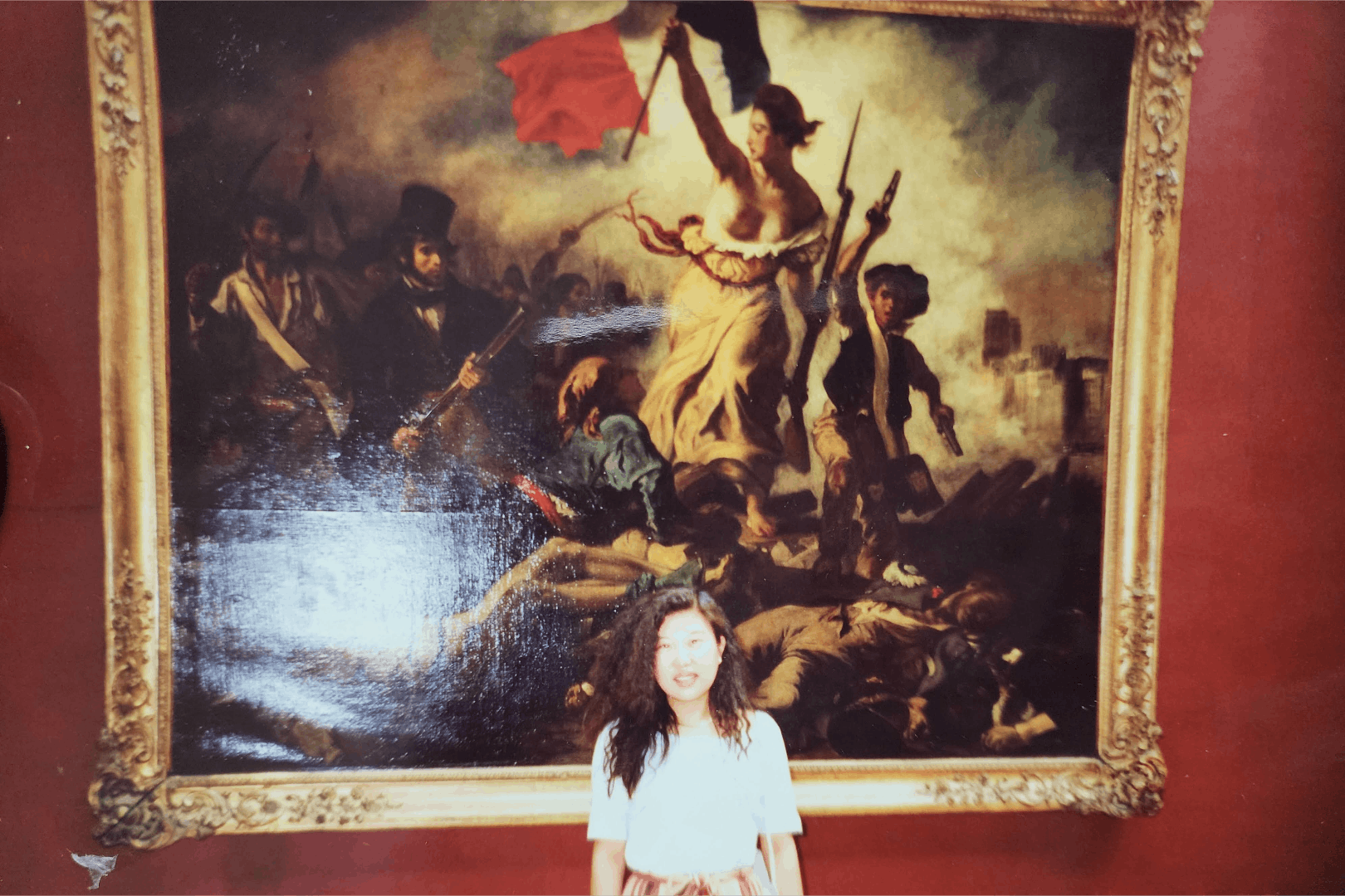그림 앞에 서있는 여자