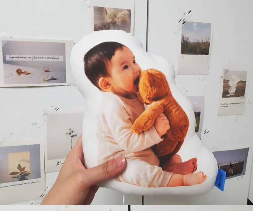 테디 베어를 들고있는 아이의 사진