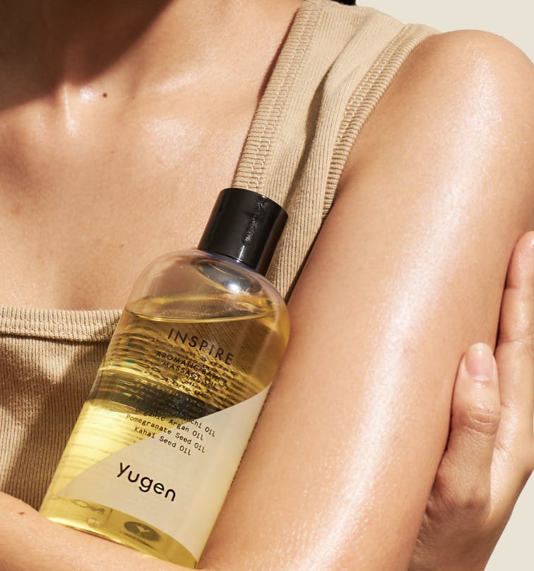 바디 오일 한 병을 들고있는 여자