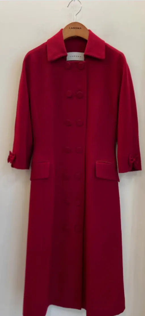 행거에 매달려있는 빨간 코트