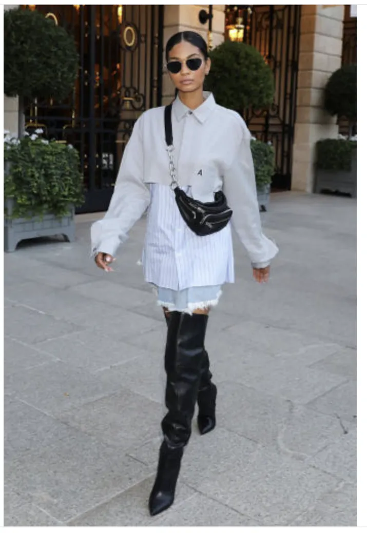 허벅지 높은 부츠와 흰 셔츠를 입은 여자