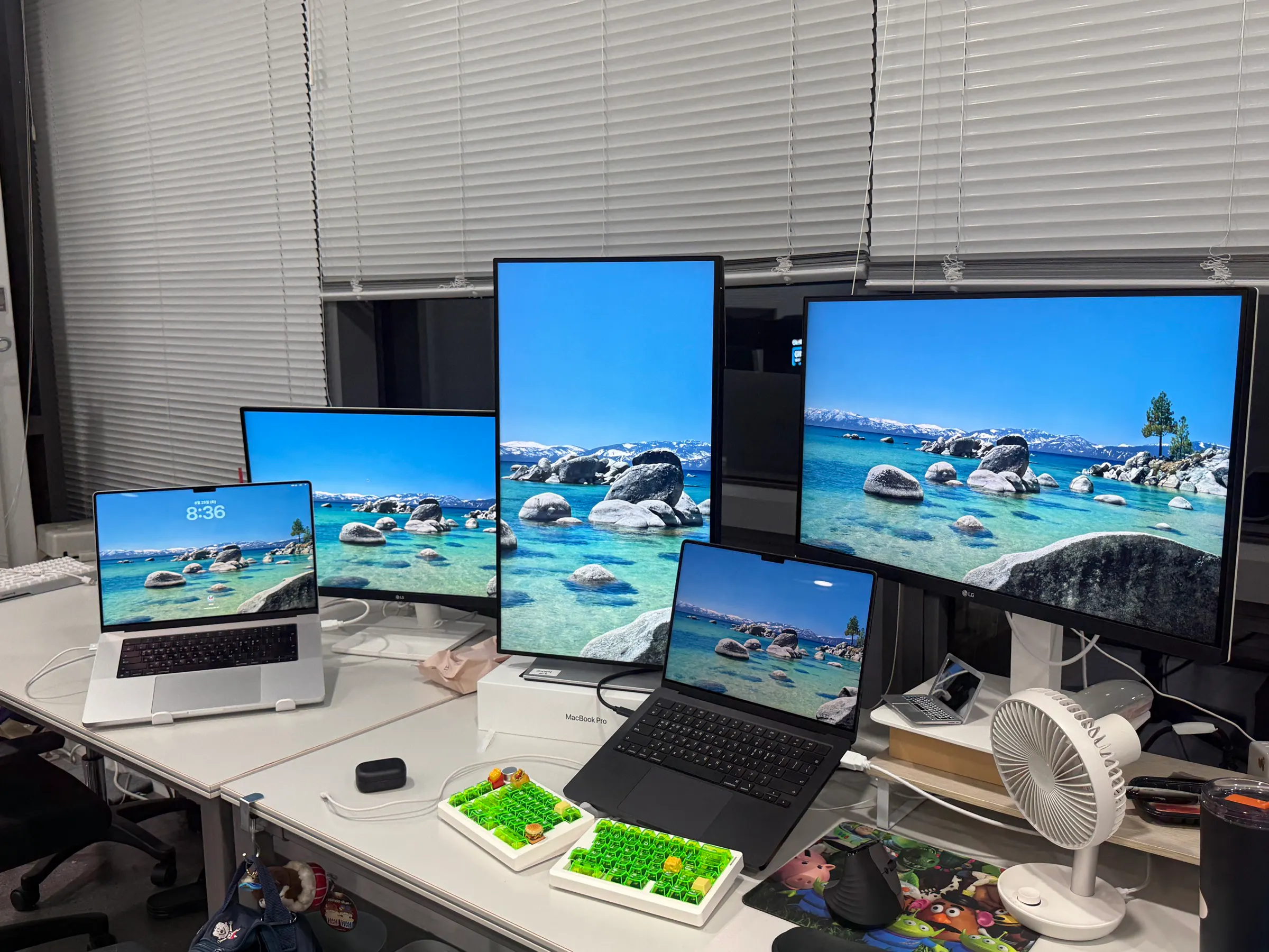 맥북 두 대와 모니터 세 대를 함께 놓고 쓰는 사무실 책상. 왼쪽이 업무용 맥북, 가운데가 케터 전용 맥북이다