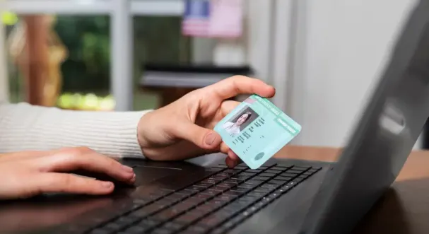 노트북에 신용 카드를 들고있는 사람