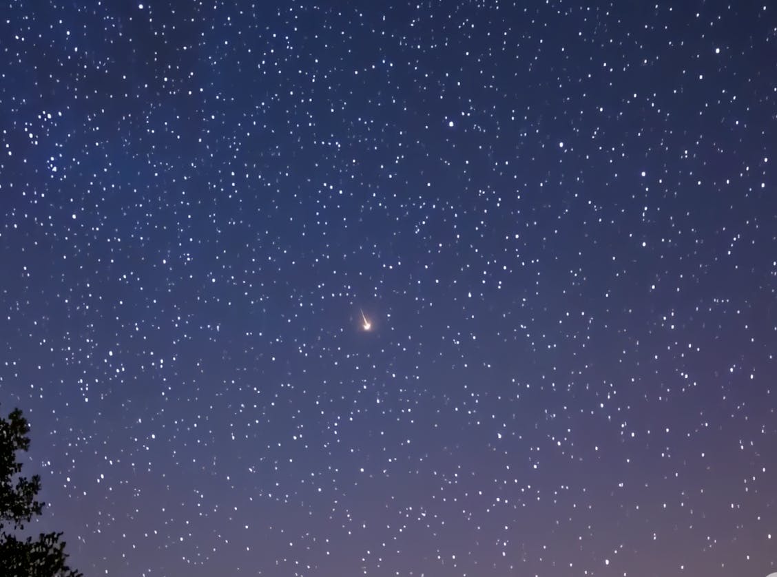 중간에 혜성이있는 별이 빛나는 하늘